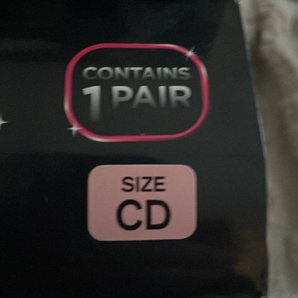 Self adhesive strapless bra - Picture 3 of 5